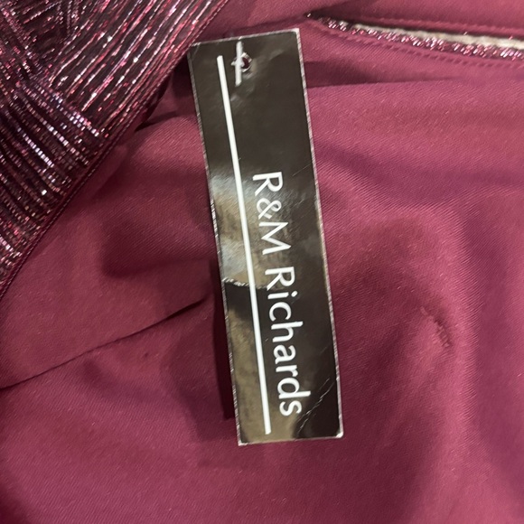 NWT- R&M Richards Maroon Full Length Evening Gown with Slit - Size 6 - Picture 7 of 16